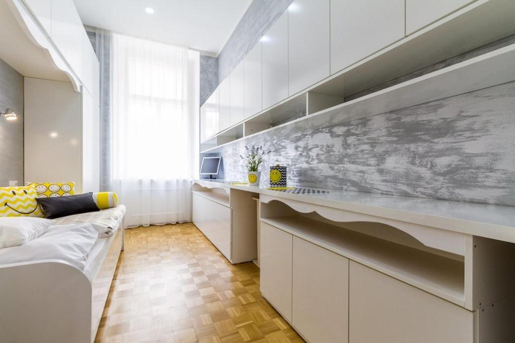 Stylish Apartment 5 Minutes Walk From City Center Prague Exterior photo