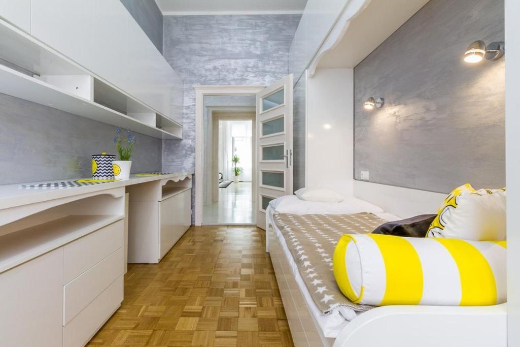 Stylish Apartment 5 Minutes Walk From City Center Prague Exterior photo